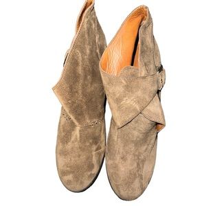 NWOT Lucky Brand Wedge Booties: Suede Brown
